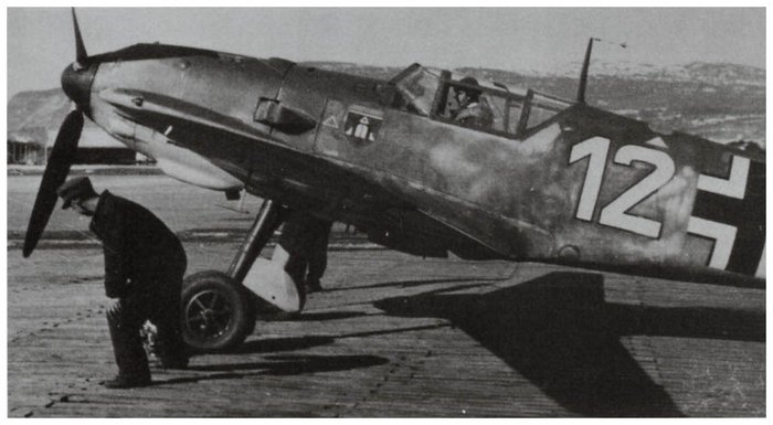 Me Bf 109T (12 blanc) avec l'emblème du 6.-JG 5 à Vaernes en  mai-juin 1942 (2).jpg